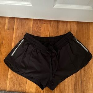 LULULEMON hotty hot low rise 2.5 inch short